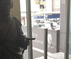 La statua di San Giuseppe lavoratore in Vaticano per la Messa del 1 maggio celebrata dal Papa